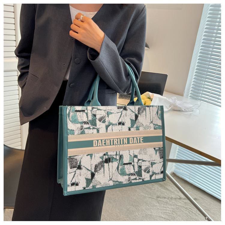 Large Capacity Canvas Tote for Women – Daily Commuter Handbag